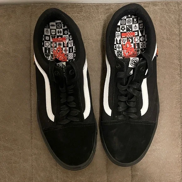 Vans Men's Black and White Graphic Sneakers - Picture 9 of 9